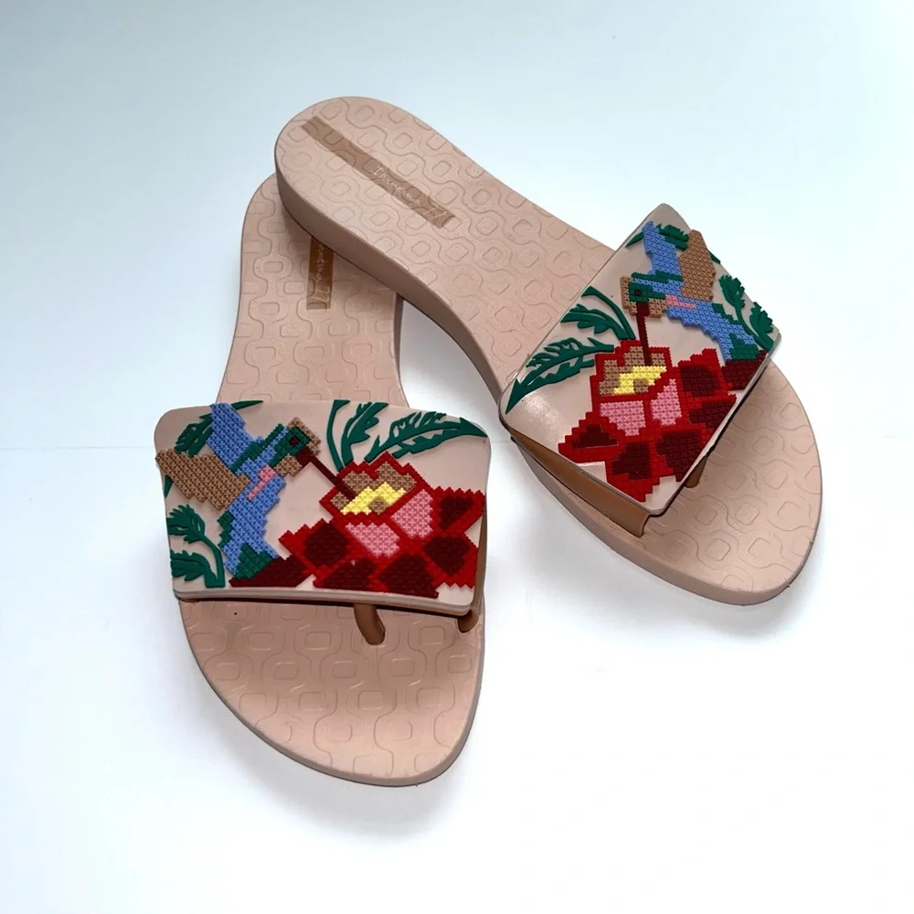 Ipanema Slip on Sandals Thongs Beige Floral Flip-flops Beach Vacation-wear‎ 38EU